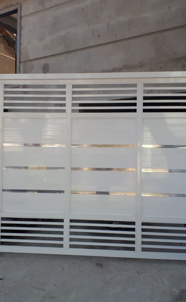 Portão branco com faixas horizontais e acabamento metálico.
