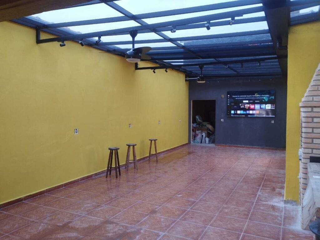 Cobertura com estrutura escura vista pelo interior.